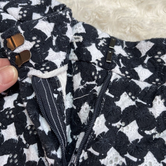THEORY Eyelet Black / White Print Shorts Size 2 - Picture 2 of 9